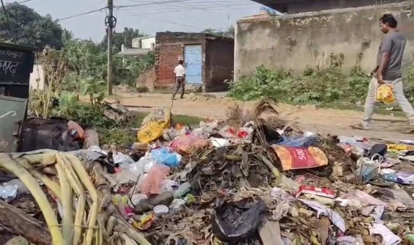 धनबादः चिरकुंडा में छठ से पहले सफाई नहीं, हर तरफ कूड़े का अंबार