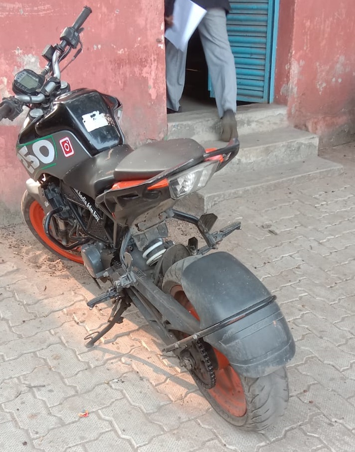 रामगढ़ में सरपट दौड़ रहे बिना नंबर प्लेट के वाहन, प्रशासन का ध्यान नहीं