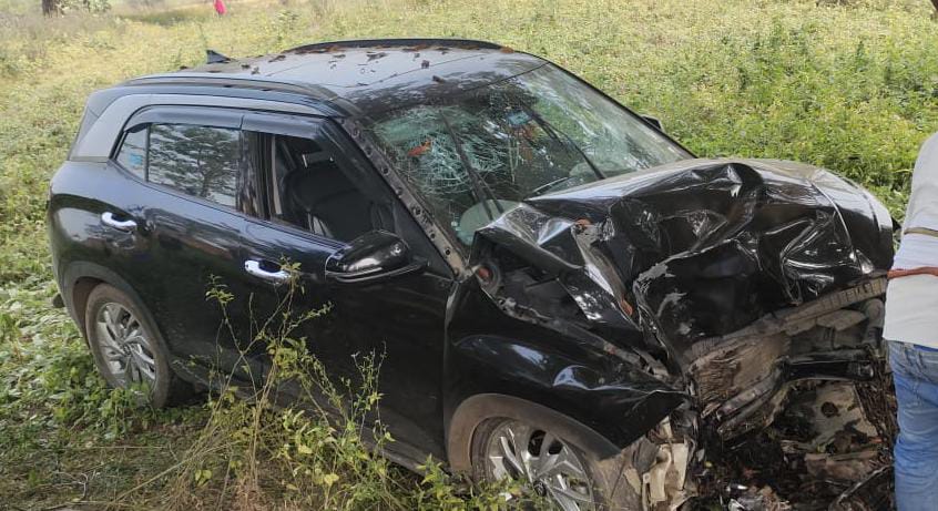 पलामूः अनियंत्रित कार पेड़ से टकराई, 4 युवक गंभीर रूप से घायल