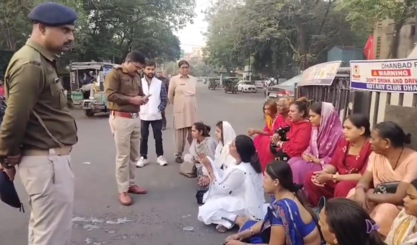 धनबादः छमछम देवी व सुनैना किन्नर गुट का विवाद गहराया, रणधीर वर्मा चौक पर धरना शुरू