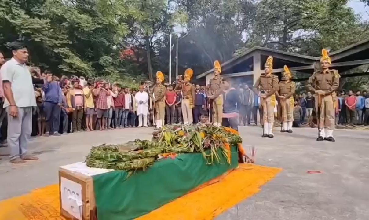 धनबादः ITBP जवान को राजकीय सम्मान के साथ दी गई अंतिम विदाई, शोक में डूबा चिरकुंडा