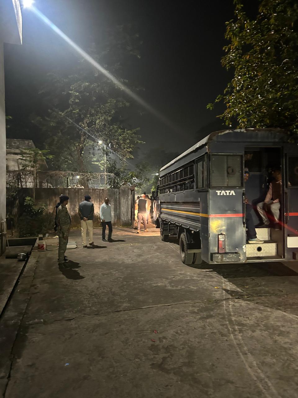 रामगढ़ कोर्ट में गैंगस्टर रियाज अंसारी व शिवेंद्र शर्मा के समर्थक भिड़े,  21 आरोपी गिरफ्तार