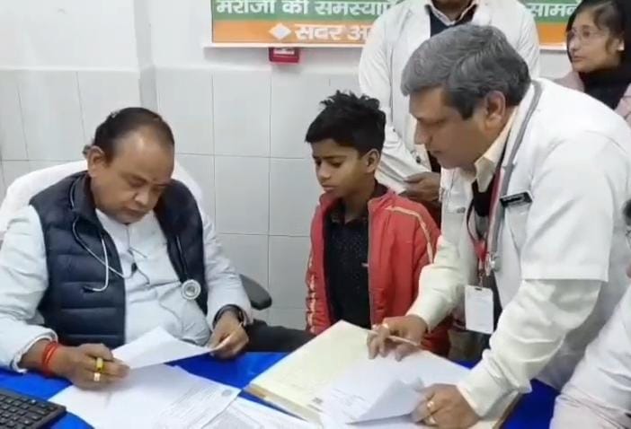 धनबादः स्वास्थ्य मंत्री डॉ. इरफान सदर अस्पताल पहुंचे, ओपीडी में मरीजों का किया इलाज