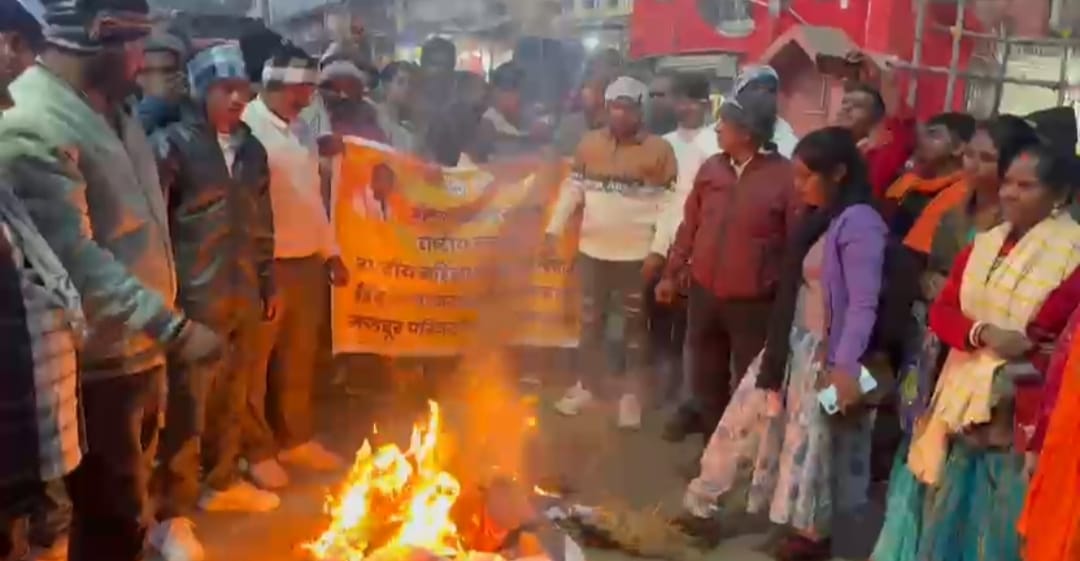 गिरिडीहः बांग्लादेश में हिंदुओं पर अत्याचार के खिलाफ यूनुस सरकार का पुतला दहन