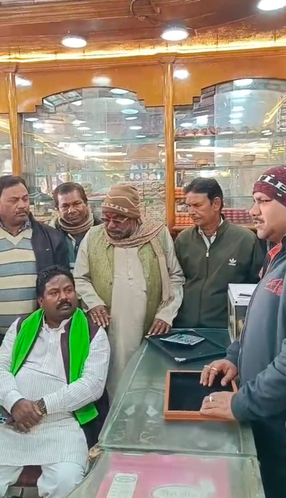 रामगढ़ः भुरकुंडा ज्वेलरी शॉप लूटकांड में पीड़ित दुकानदार से मिले पूर्व विधायक, सुरक्षा पर सवाल