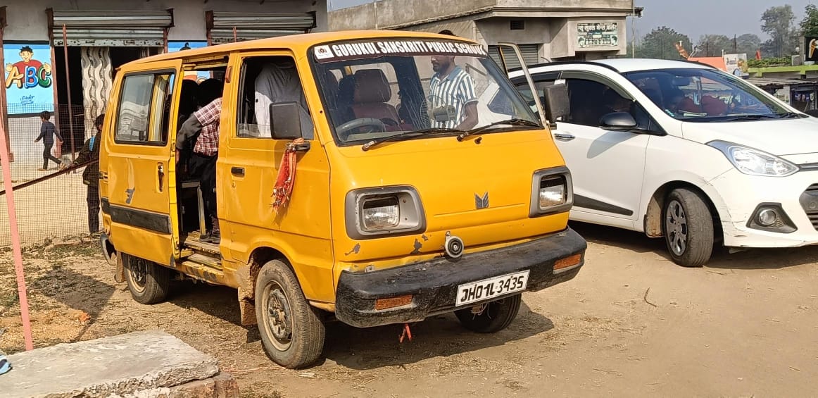 पलामू: स्कूल वाहनों की मनमानी, बच्चों की सुरक्षा के प्रति प्रशासन लापरवाह