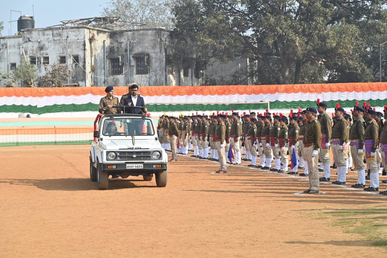 देवघरः गणतंत्र दिवस समारोह की तैयारी पूरी, डीसी-एसपी ने अंतिम पूर्वाभ्यास परेड का किया निरीक्षण