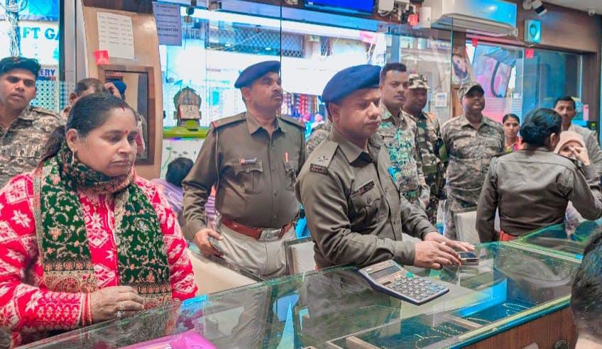 पलामूः व्यवसायियों को मिल रही धमकी को लेकर पुलिस सतर्क, आभूषण दुकानों का किया निरीक्षण