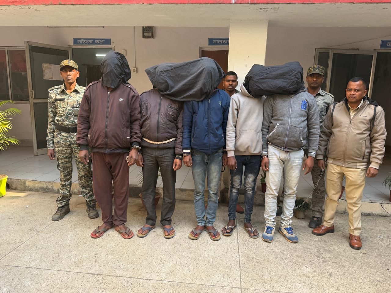 बहरागोड़ा: प्रधानाध्यापक को पेड़ में बांधकर पीटा, 5 आरोपी गिरफ्तार