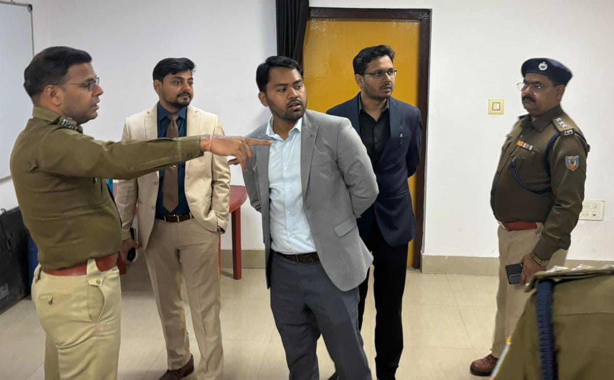 धनबादः DC-SSP ने वायरलेस, सीसीटीवी व रिकॉर्ड रूम के निर्माण का किया निरीक्षण