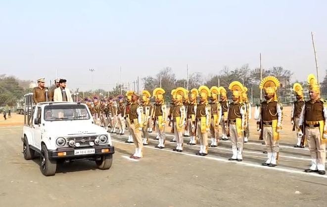 धनबादः डीसी-एसएसपी ने गणतंत्र दिवस की तैयारियों का लिया जायजा, रिहर्सल परेड का किया निरीक्षण
