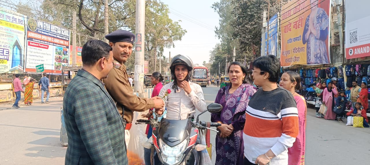 पलामूः छमुहान चौक पर जागरूकता अभियान, हेल्मेट वालों को गुलाब व नियम तोड़ने वालों को पहनाई माला