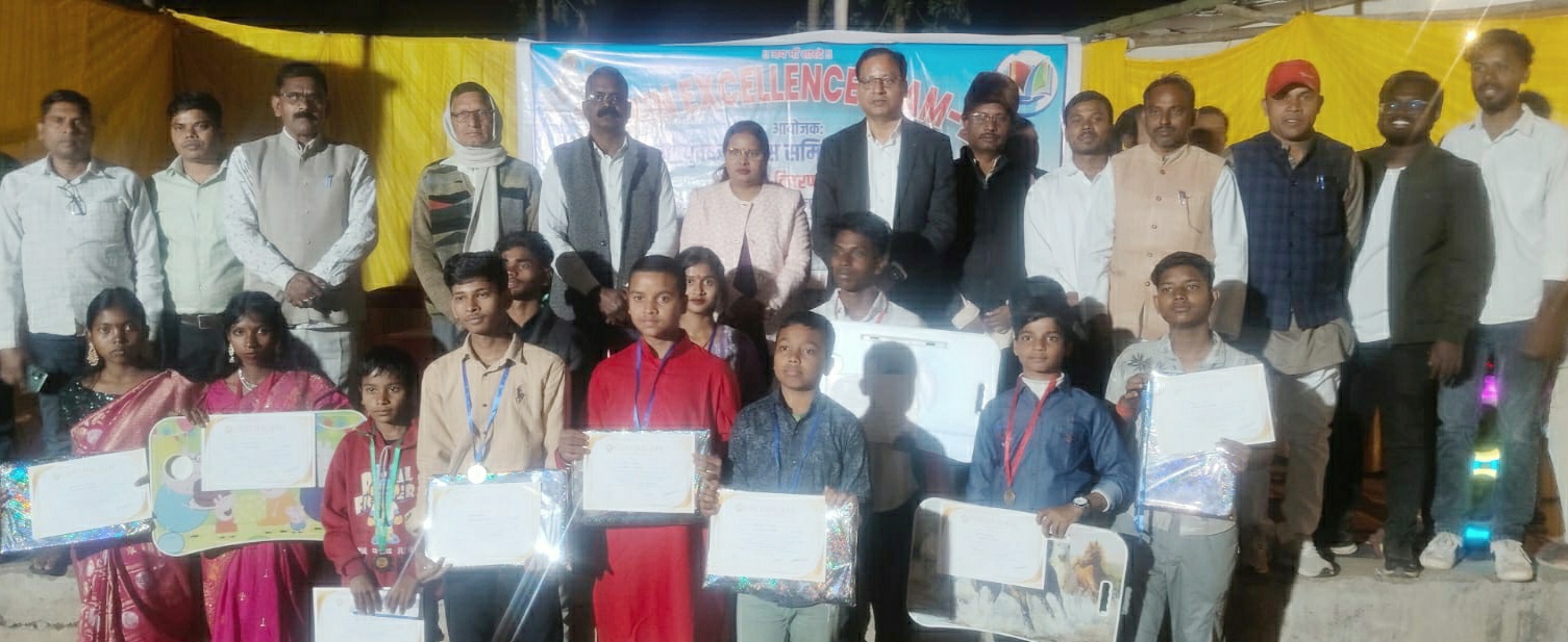 रामगढ़ः ग्रामीण उत्कृष्टता परीक्षा में सफल विद्यार्थी हुए सम्मानित