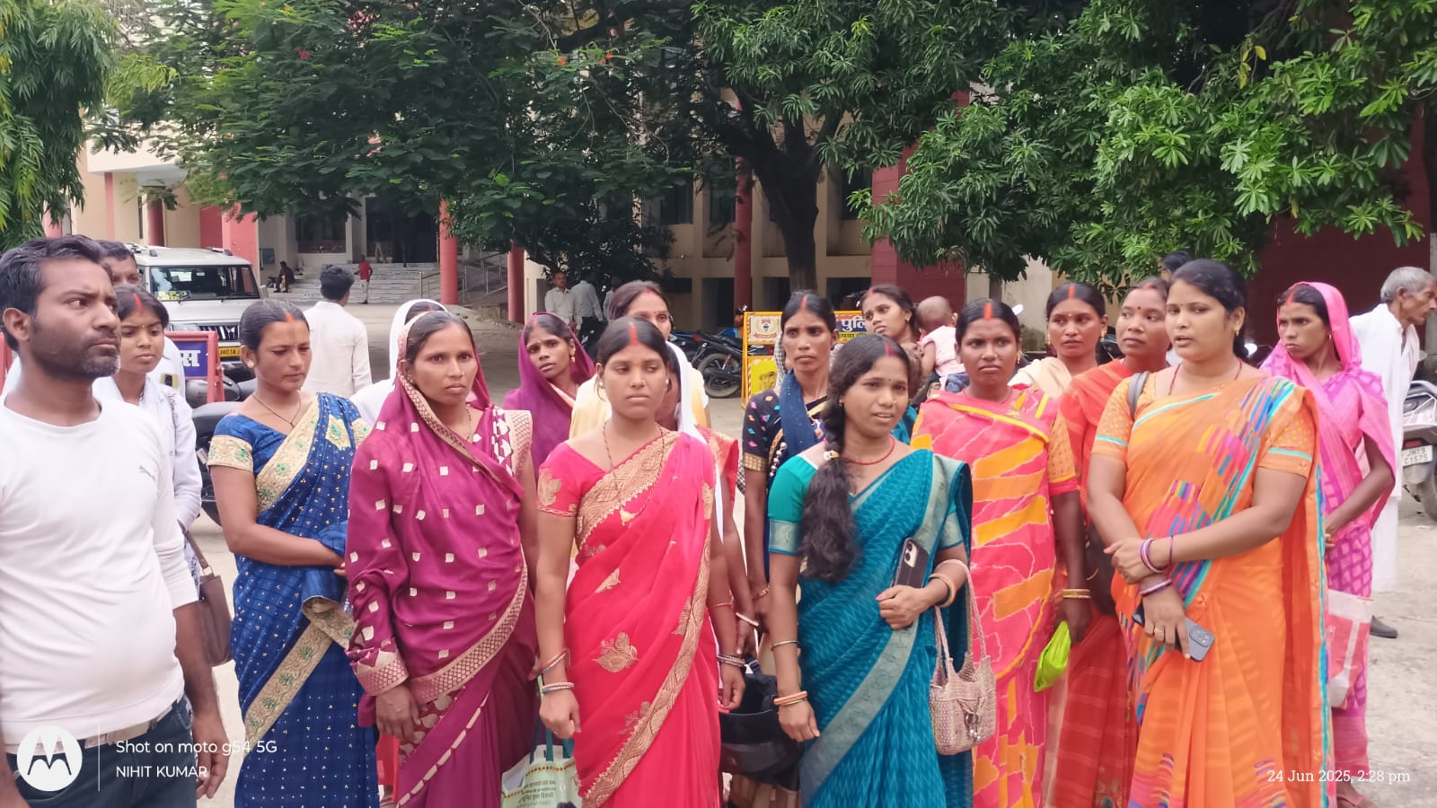 लातेहारः छात्र की पिटाई का मामला तूल पकड़ा, डीसी को सौंपा ज्ञापन