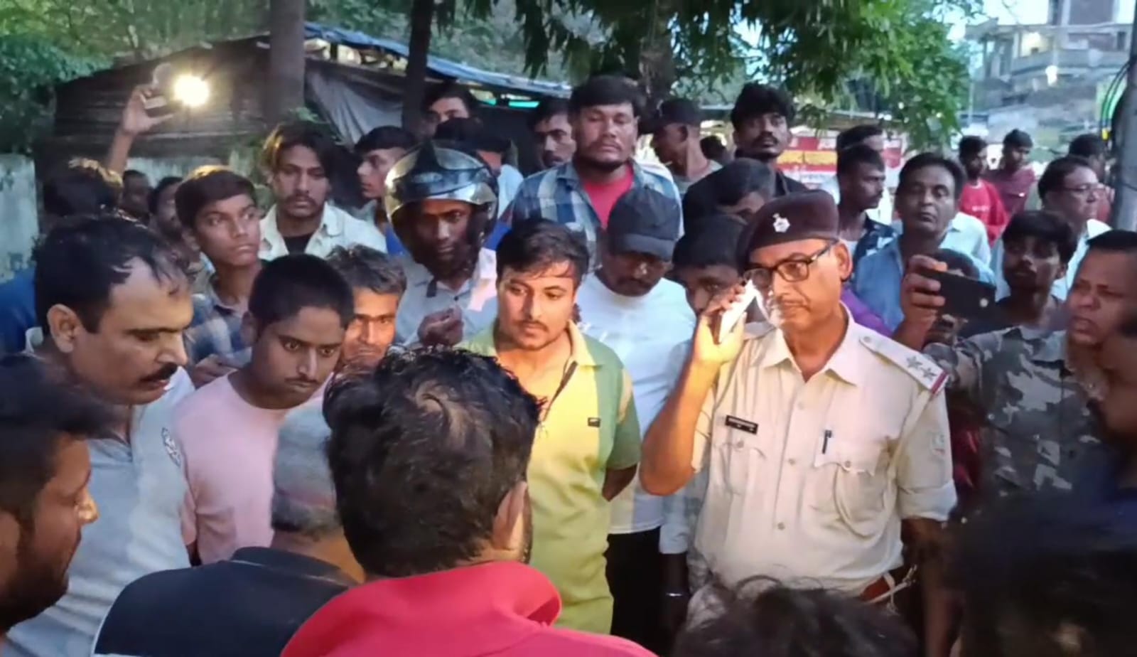 धनबादः लोदना मोड़ पर बस की स्टेपनी बदलते समय कंडक्टर की मौत, हंगामा