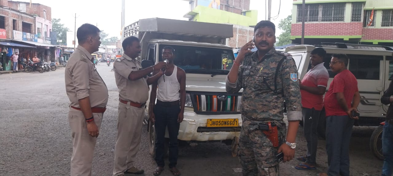 सरायकेला : ट्रैफिक व चौका थाना पुलिस ने चलाया औचक वाहन जांच अभियान