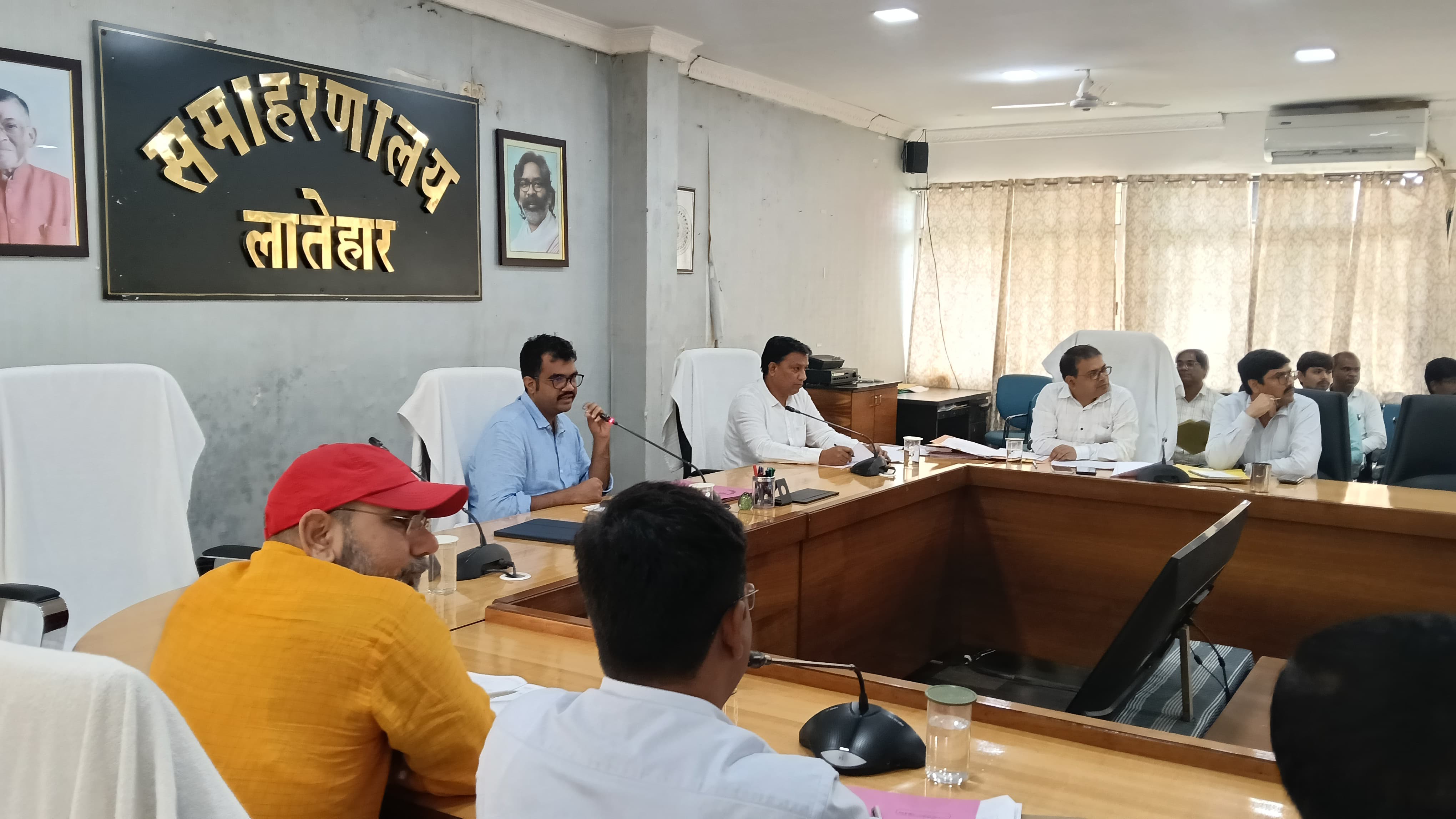 सभी विभाग राजस्व वसूली में तेजी लाकर लक्ष्य पूरा करें: लातेहार डीसी