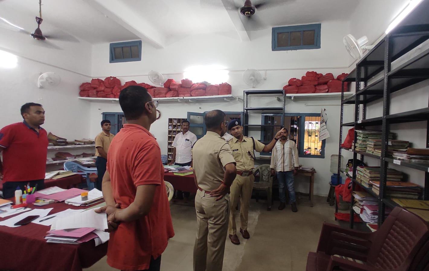 धनबादः SSP ने किया थानों का औचक निरीक्षण, थानेदारों को दिए सख्त निर्देश