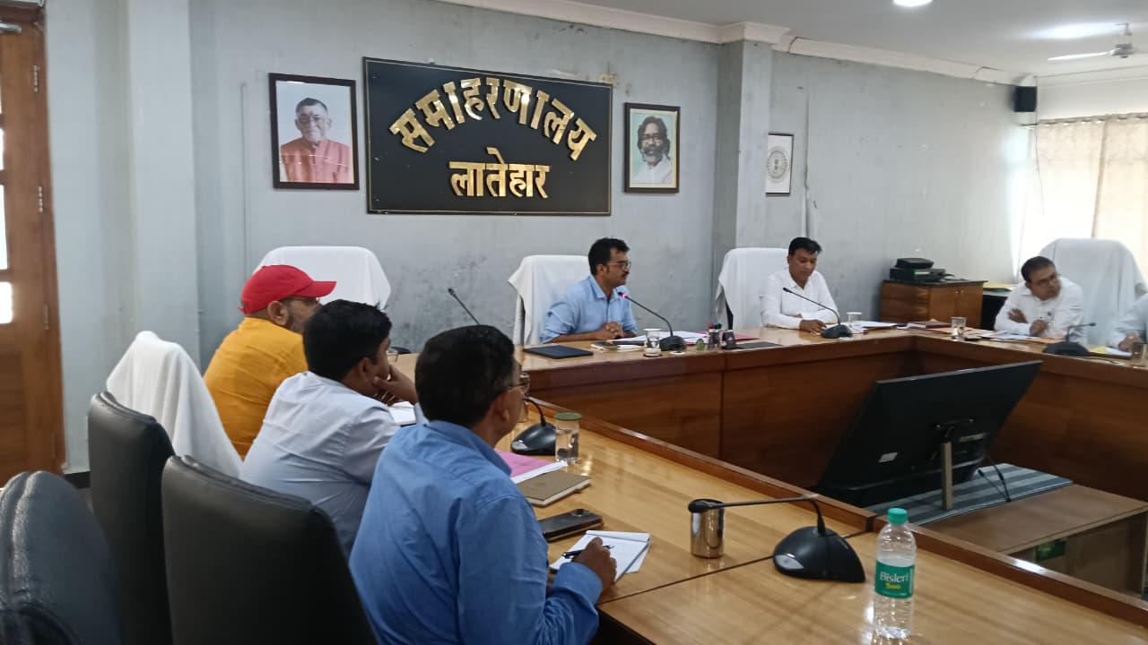 लातेहारः डीसी ने आधारभूत संरचना विकास कार्यों की समीक्षा की