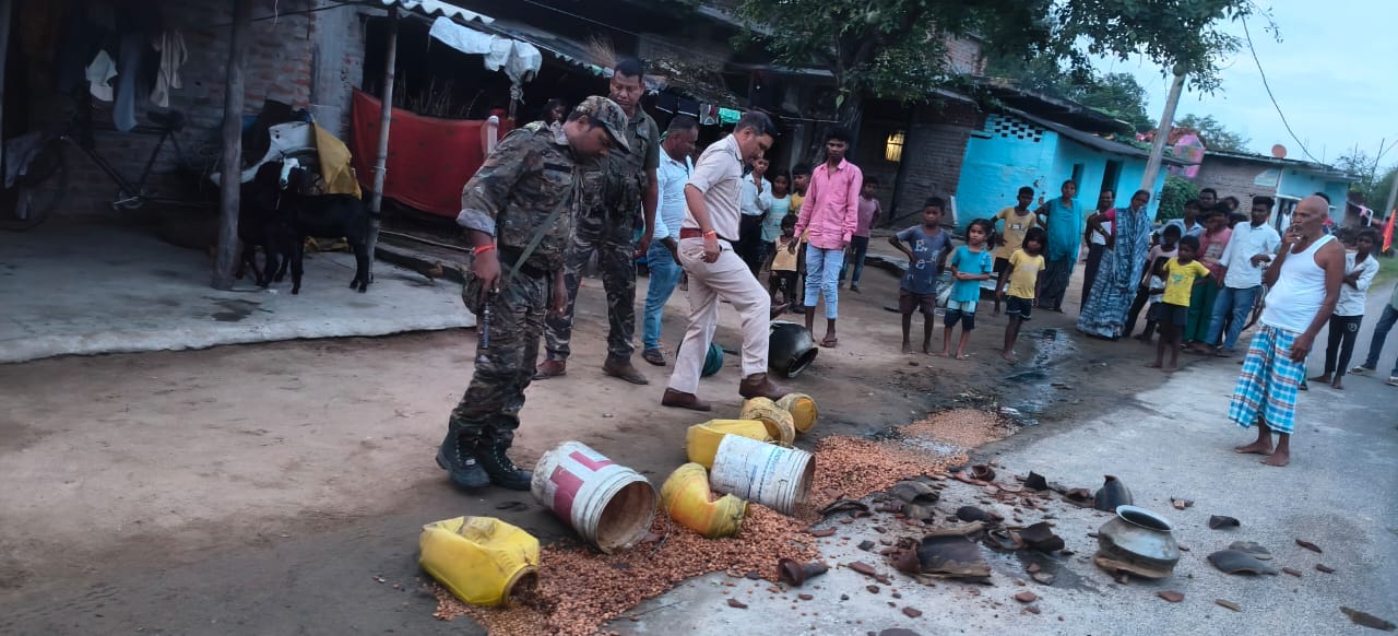 पलामूः पाटन में अवैध शराब भट्ठी ध्वस्त
