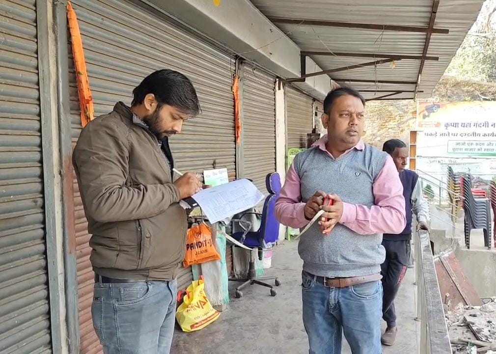 धनबादः पुराना बाजार हनुमान मेंशन में अवैध निर्माण की जांच, निगम ने की री-मेजरमेंट