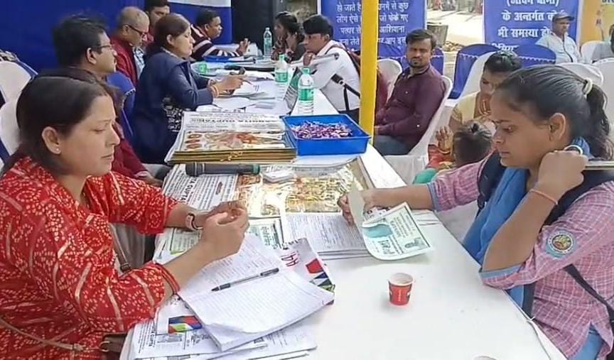 धनबादः महिलाओं को आत्मनिर्भर बनाने की पहल, पीएम बीमा सखी योजना के प्रति किया गया जागरूक