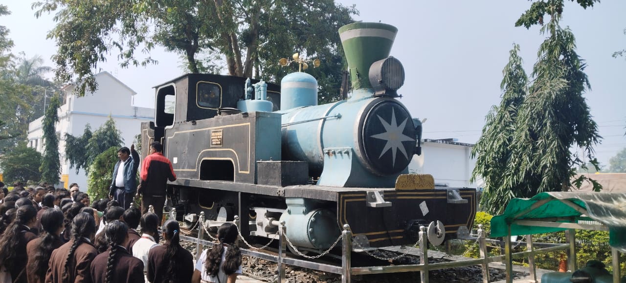 चक्रधरपुरः रेलवे स्कूल के बच्चों ने हेरिटेज पार्क पहुंचकर इतिहास को जाना
