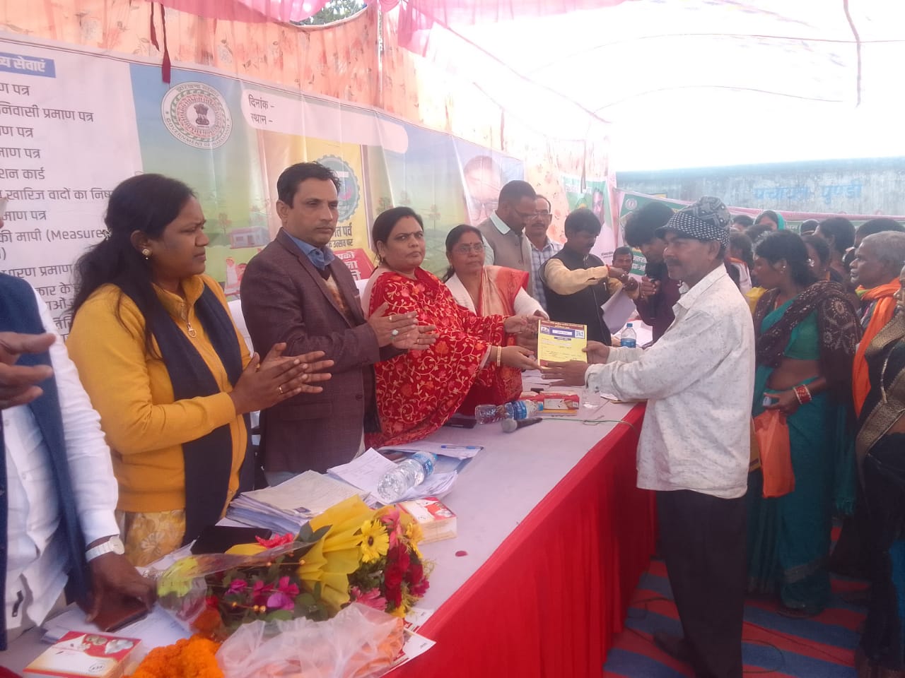 रामगढ़ः जिले में 25 स्थानों पर सरकार आपके द्वार कार्यक्रम, शिविरों में ग्रामीणों की भीड़