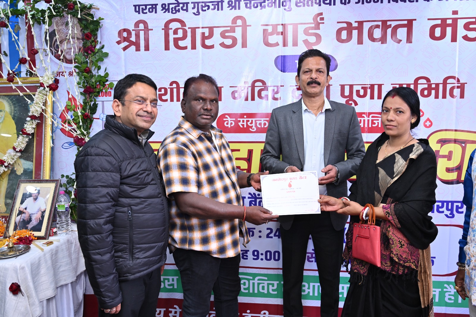 चक्रधरपुरः शिरडी साईं भक्त मंडल के शिविर में 58 यूनिट रक्त संग्रह,विधायक ने बढ़ाया हौसला