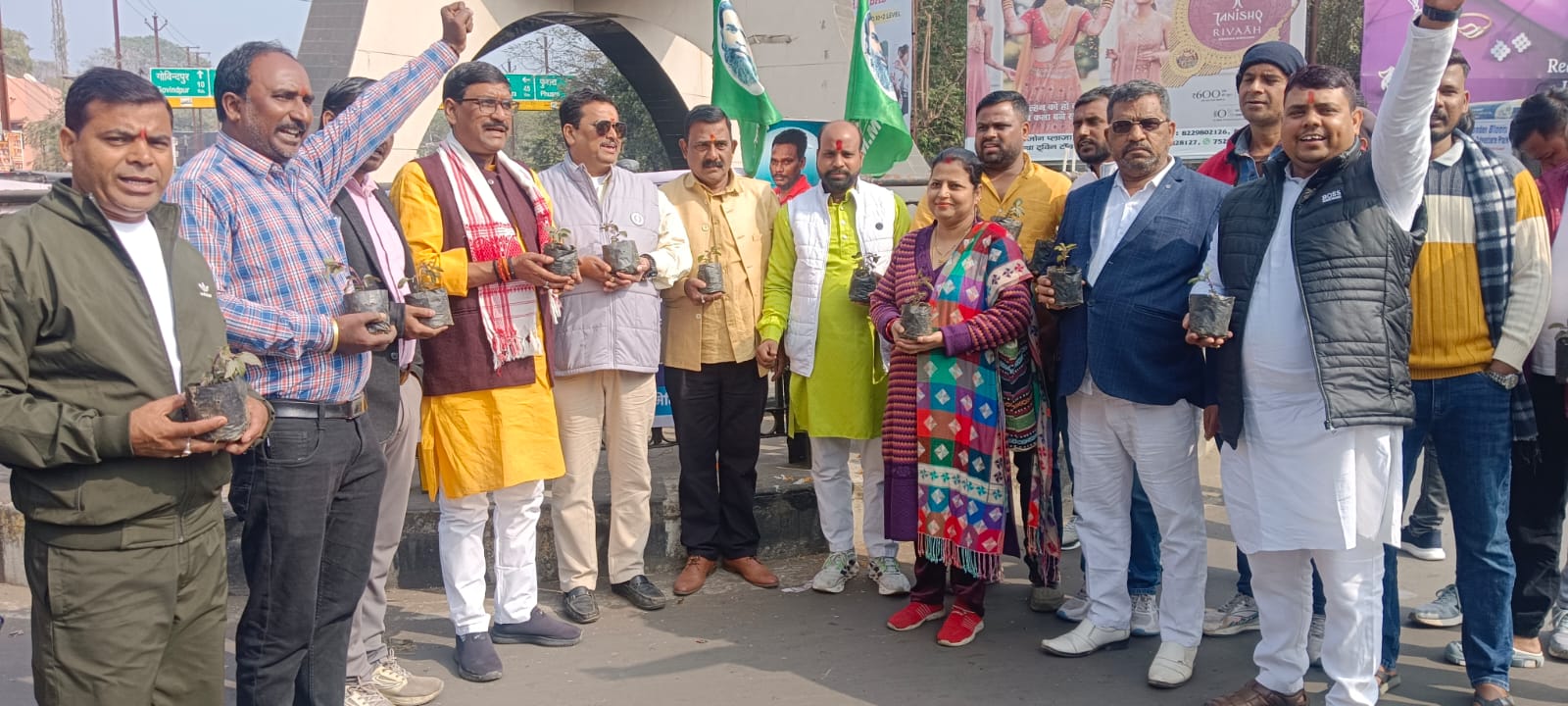 धनबादः तुलसी दिवस पर श्रीराम सेना ने बांटे तुलसी के पौधे