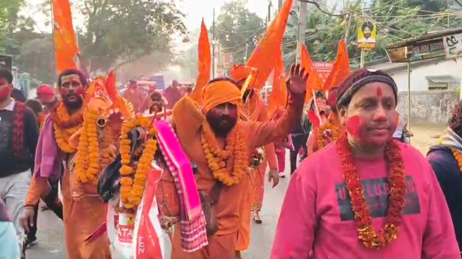 देवघरः गंगोत्री से जल उठाकर पैदल बाबाधाम पहुंचे पुरोहित समाज के भक्त