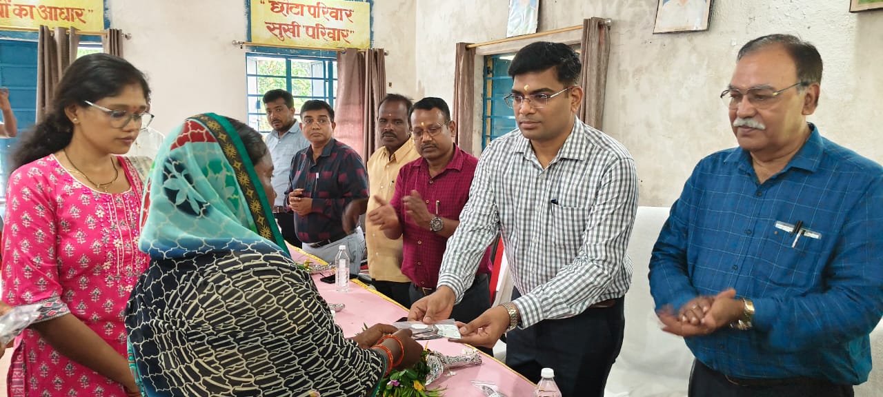 लातेहारः डीडीसी ने 252 जरूरतमंदों के बीच किया मुफ्त चश्मा का वितरण