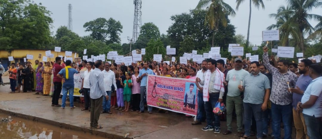 चाईबासाः छात्र की मौत मामले की सीबीआई जांच की मांग को लेकर निकाला कैंडल मार्च