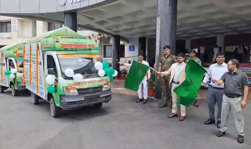 धनबादः डीसी ने जागरूकता रथ किया रवाना, लोगों को योजनाओं की देगा जानकारी