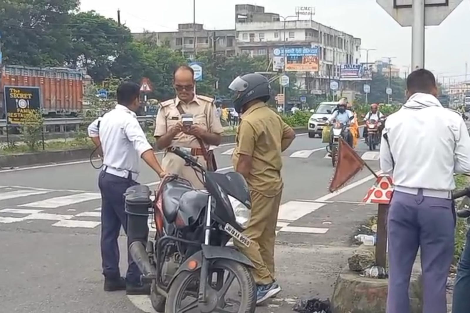 धनबादः ट्रैफिक पुलिस ने चलाया जांच अभियान, दर्जनों वाहनों का काटा चालान