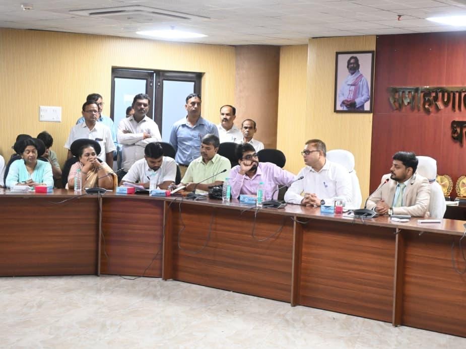 धनबादः डीसी ने की समीक्षा बैठक, बच्चों को गुणवत्तापूर्ण शिक्षा देने का निर्देश