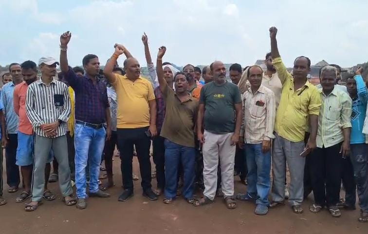 धनबादः पानी की किल्लत से नाराज लोगों ने सुदामडीह फायर पैच में कामकाज किया ठप