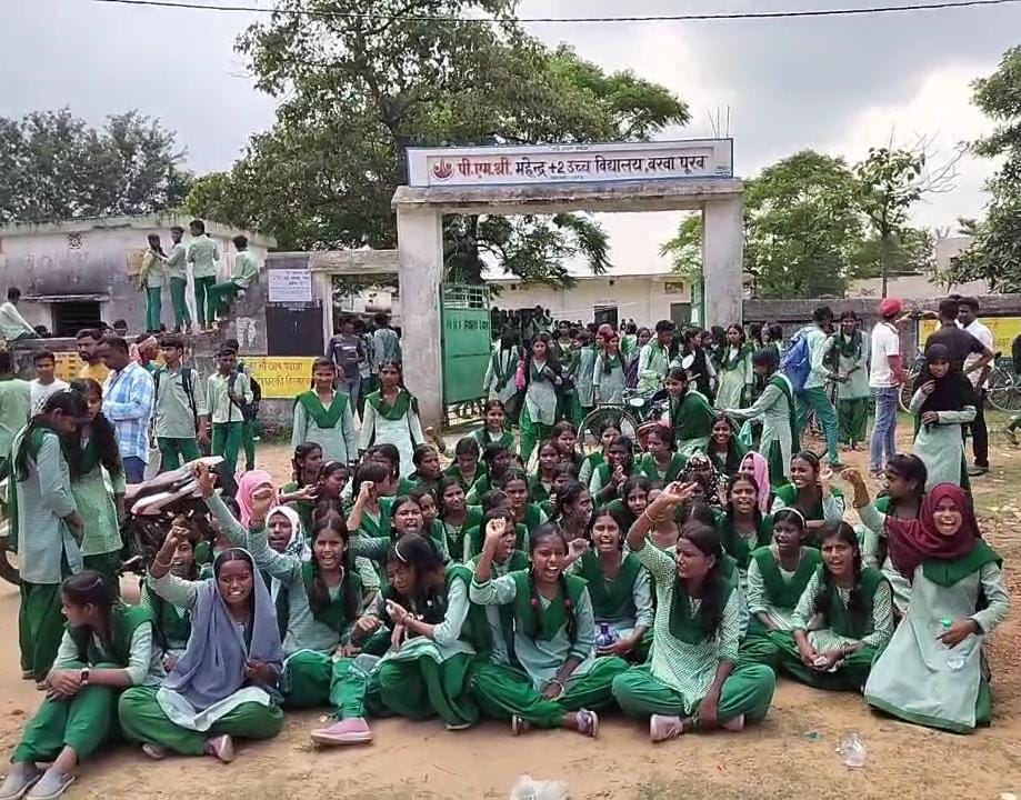 धनबादः प्रधानाचार्य पर अश्लील टिप्पणी का आरोप, छात्राओं ने किया हंगामा