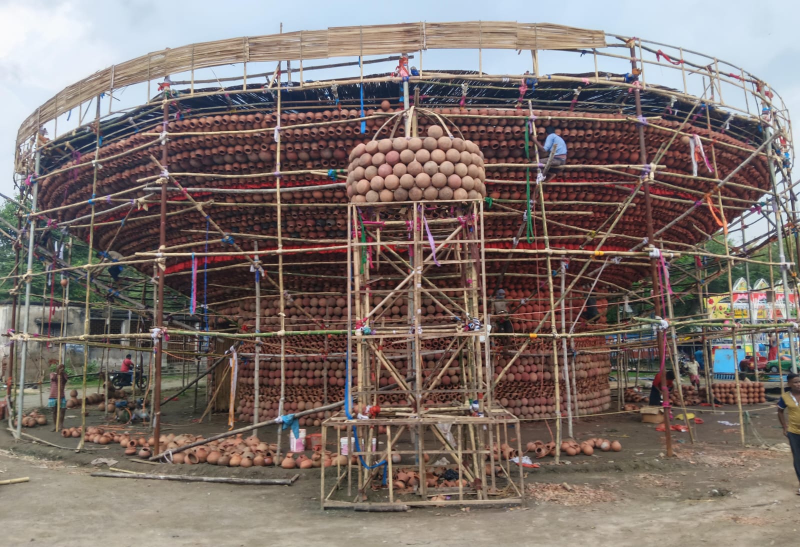 धनबादः झारखंड मैदान में मिट्टी के घड़ों से बने भव्य पंडाल में विराजेंगी मां दुर्गा