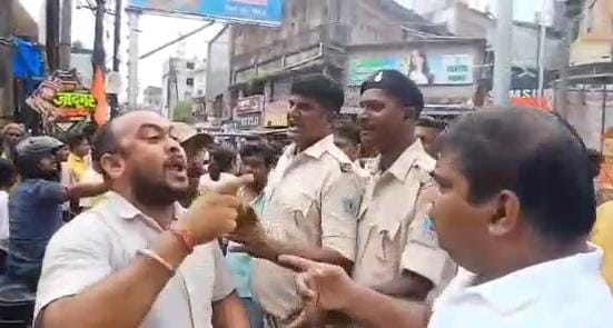 धनबादः हीरापुर में गुटखा दुकान पर निगम की कार्रवाई, हंगामा