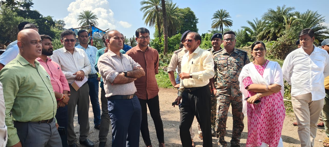 Jamshedpur : डीसी ने किया घाटशिला के विसर्जन घाटों का निरीक्षण