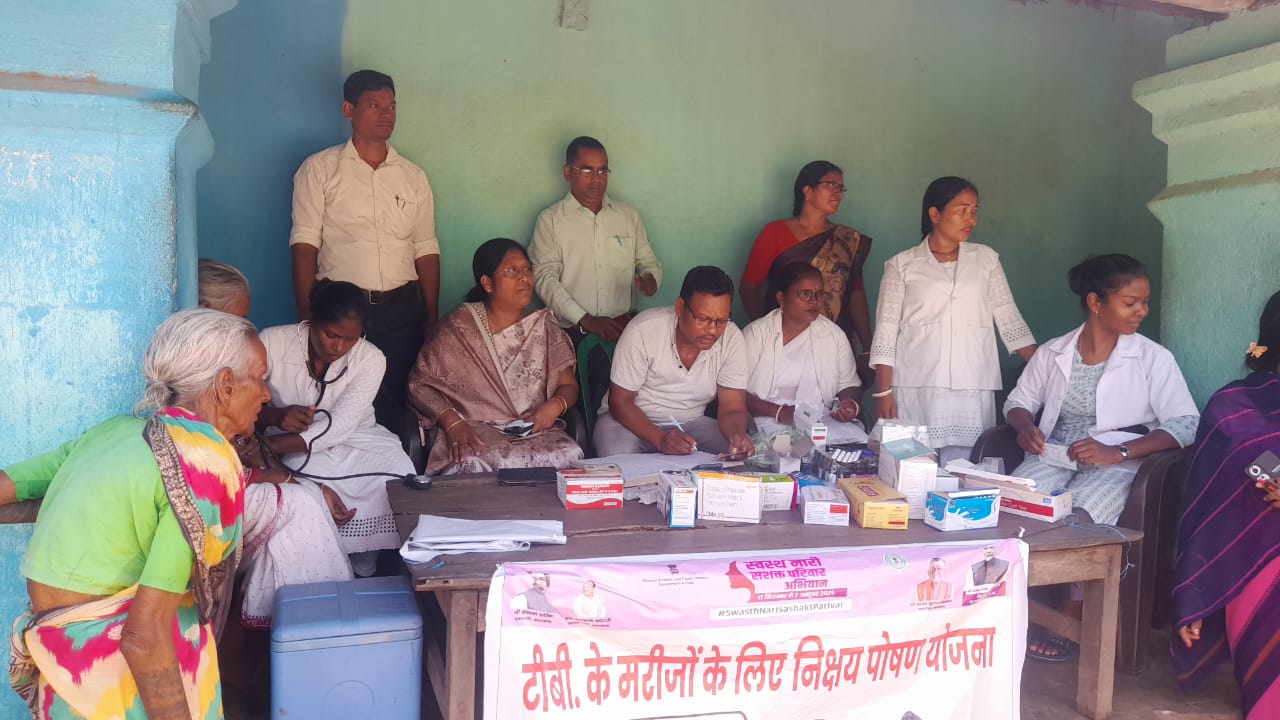 Chakradharpur : भाजपा ने सेवा पखवाड़ा के तहत जारकी में लगाया स्वास्थ्य जांच शिविर