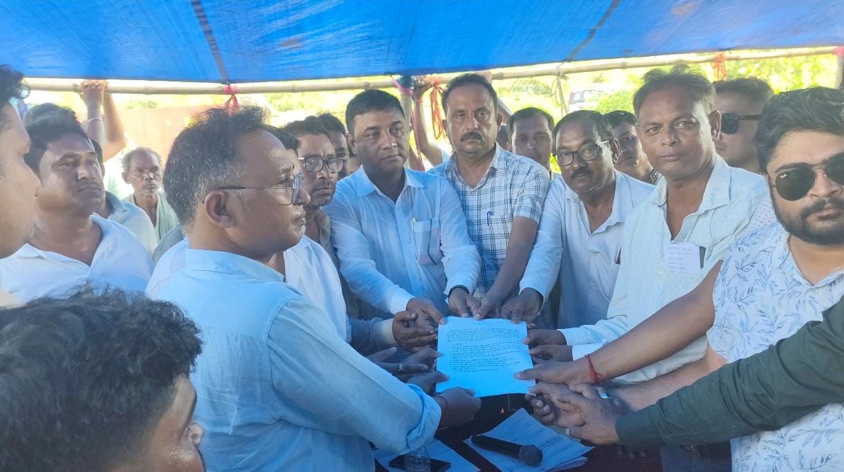 बहरागोड़ा: कंपनी के खिलाफ ग्रामीणों व मजदूरों का प्रदर्शन, सीओ को सौंपा ज्ञापन