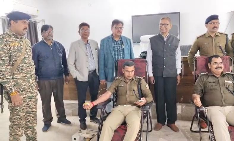 धनबादः संविधान दिवस पर मानवता की मिसाल, SSP व जवानों ने किया रक्तदान
