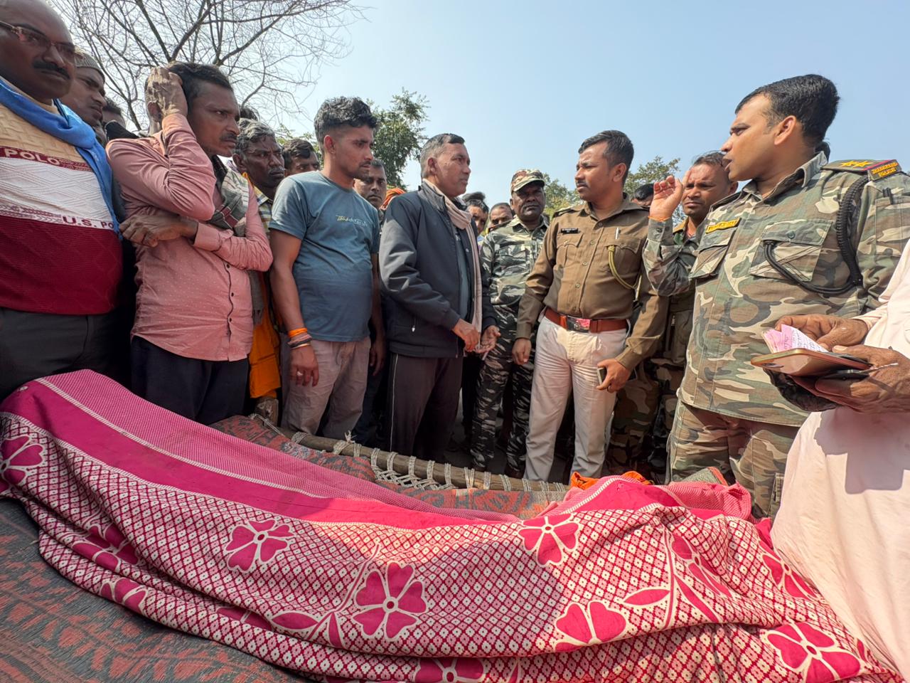 लातेहारः हत्यारों की गिरफ्तारी की मांग को लेकर ग्रामीणों ने की सड़क जाम