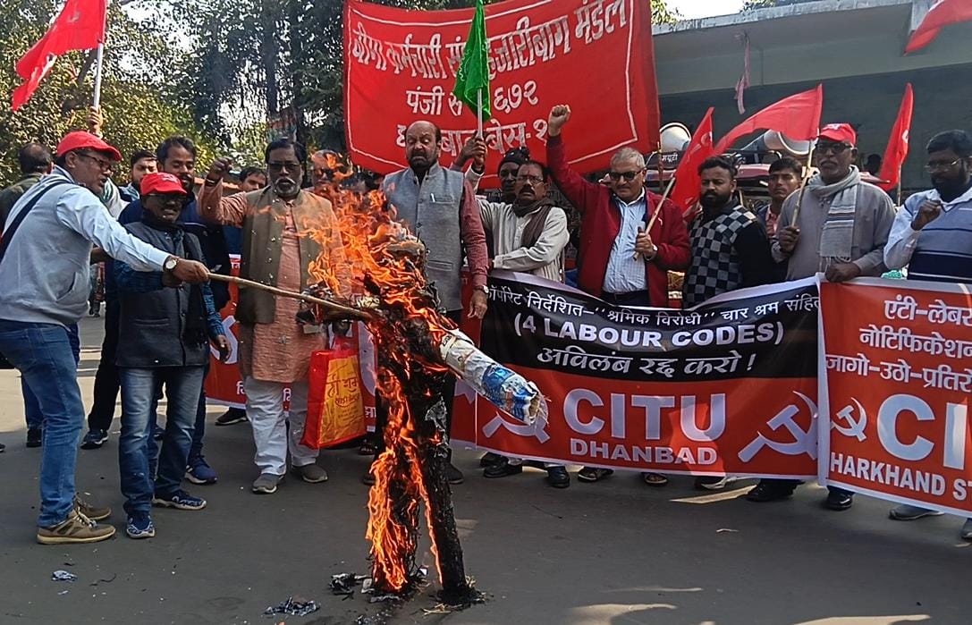 धनबादः 4 लेबर कोड रद्द करने की मांग को लेकर वाम दलों ने मोदी सरकार का पुतला फूंका