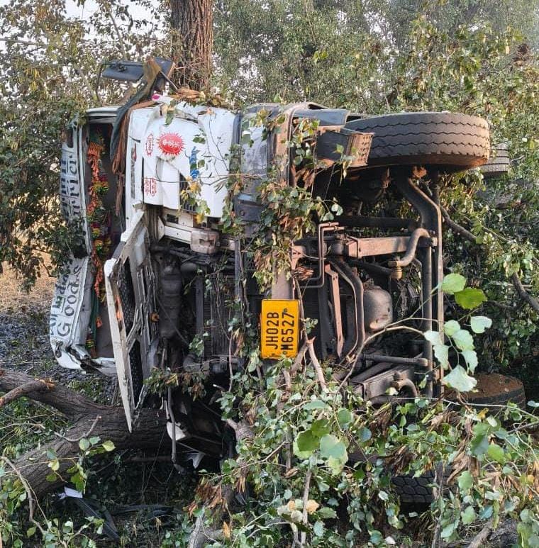 लातेहारः कोयला लदा हाइवा पलटा, चालक घायल; रिम्स रेफर