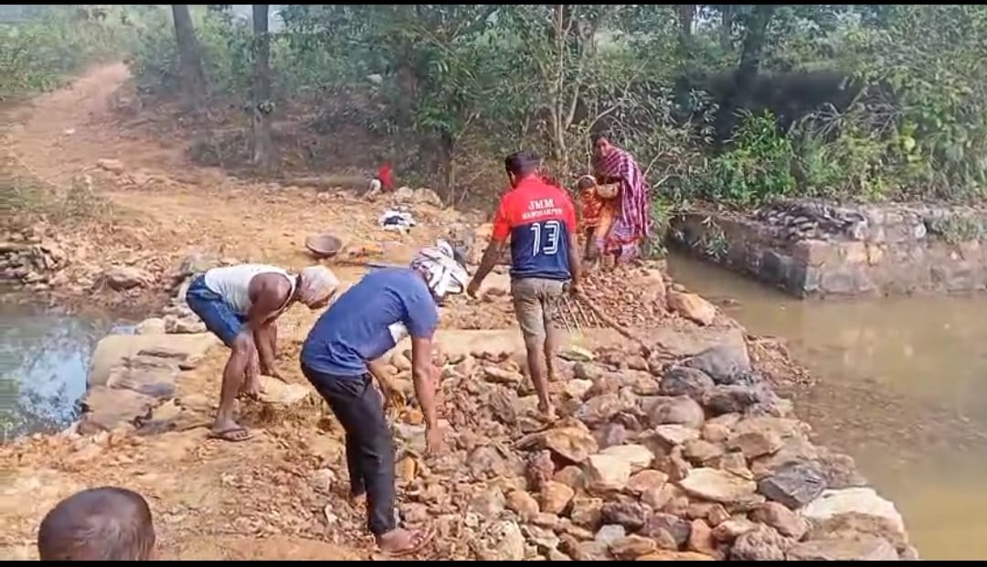 गोइलकेराः ग्रामीणों ने श्रमदान कर किया पुल का निर्माण