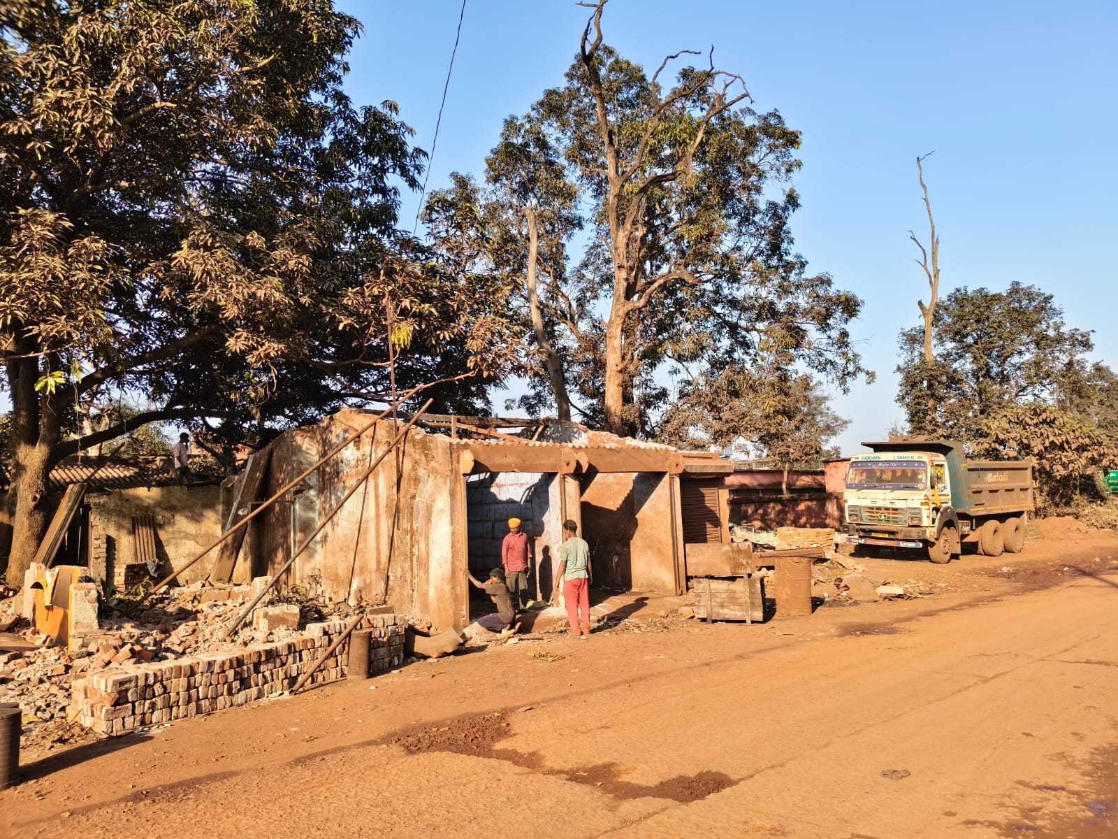 चाईबासाः रेलवे के अल्टीमेटम के बाद हटने लगीं अवैध दुकानें