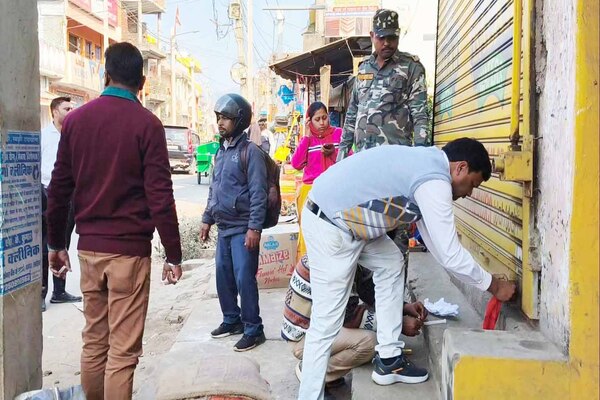 लातेहारः नगर पंचायत की बड़ी कार्रवाई, बिना लाइसेंस की 6 दुकानें सील
